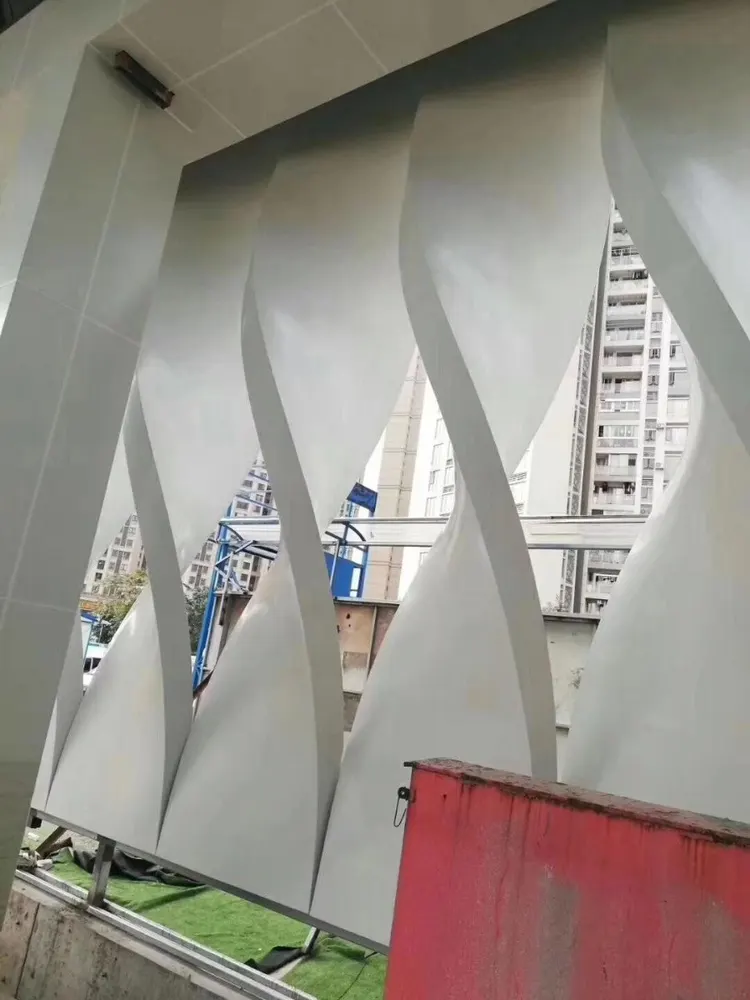 Nous proposons des services de fabrication sur mesure de plafonds en aluminium selon les besoins du projet, notamment :