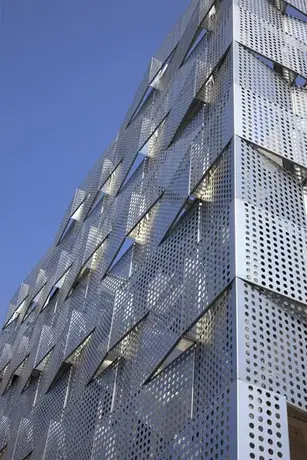 Fabricant chinois de panneaux de bardage mural en feuille d'aluminium perforé personnalisé, 2020