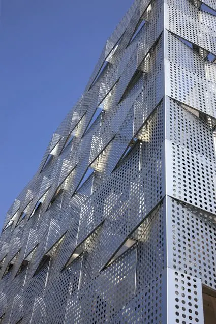 Nouveau fabricant chinois de panneaux de bardage mural en feuille d'aluminium perforé personnalisé 2020 — Foshan Qi Aluminum Decorative Materials Co. Ltd