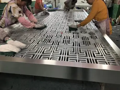 Usine de panneaux en tôle métallique perforée décorative en aluminium