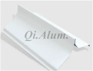 Profils décoratifs en aluminium en forme de V pour plafond à baffle — Foshan Qi Aluminum Decorative Materials Co., Ltd