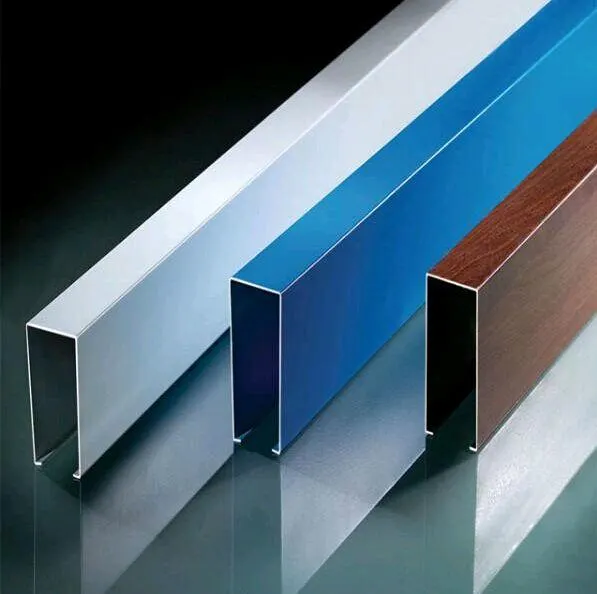 Tube aluminium en forme de U pour plafond suspendu en aluminium imitation bois pour salles de réunion et hôtels — Foshan Qi Aluminum Decorative Materials Co. Ltd