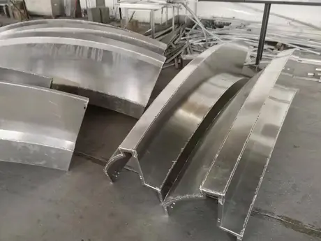 panneau plein en aluminium à double courbure pour décoration