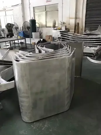 Panneau plein en aluminium à double courbure avec style varié