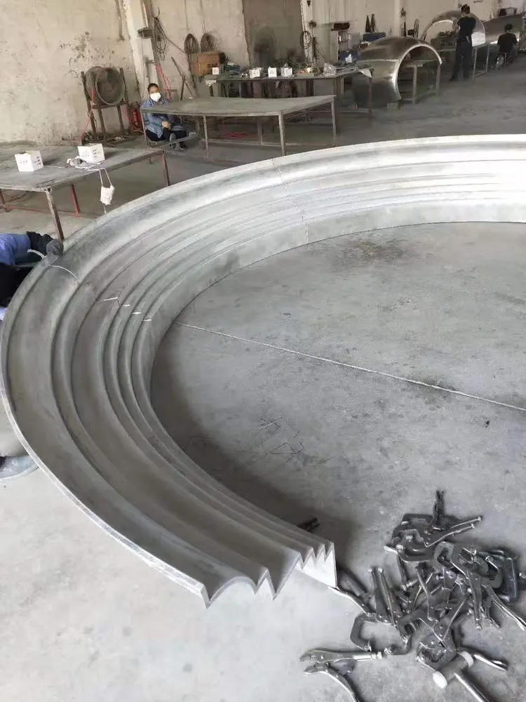 Panneau plein en aluminium à double courbure architecturale — Foshan Qi Aluminum Decorative Materials Co. Ltd