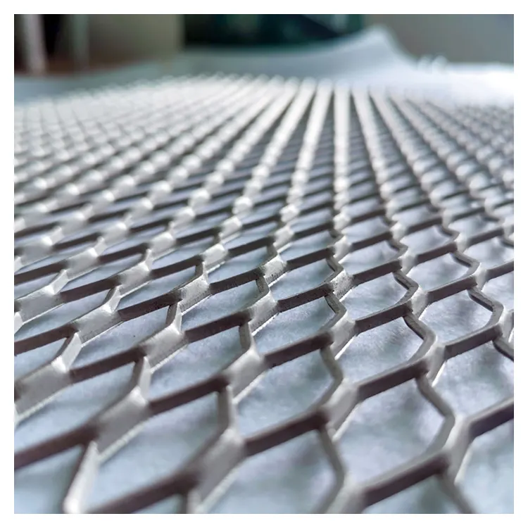 Panneaux métalliques de revêtement mural extérieur personnalisés 2020 en maille de métal aluminium — Foshan Qi Aluminum Decorative Materials Co., Ltd