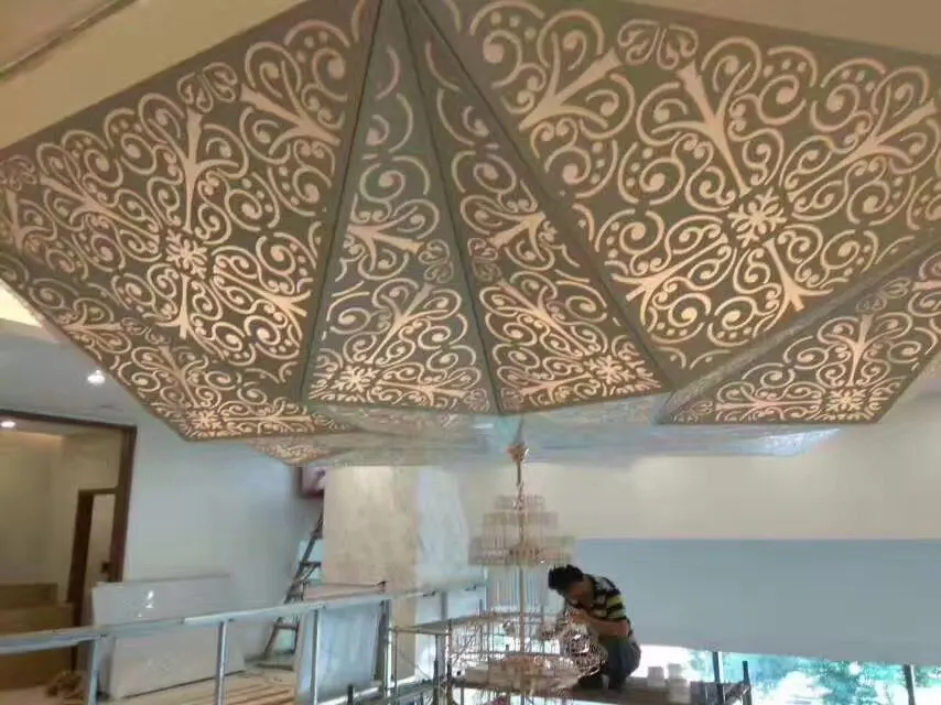 Plaques perforées en aluminium pour plafond architectural peintes Akzo Nobel pour intérieur décoratif — Foshan Qi Aluminum Decorative Materials Co., Ltd