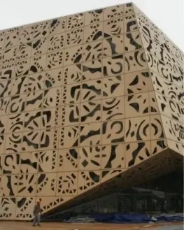 Fabricant de panneaux de mur-rideau en aluminium revêtus de poudre SDF — Foshan Qi Aluminum Decorative Materials Co. Ltd