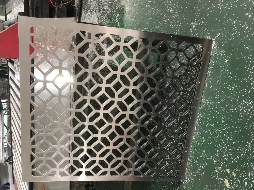 Matériaux décoratifs pour bâtiments résistants au feu et à l'acoustique, feuille de revêtement extérieur en aluminium avec revêtement PVDF, panneau plein en aluminium — Foshan Qi Aluminum Decorative Materials Co., Ltd