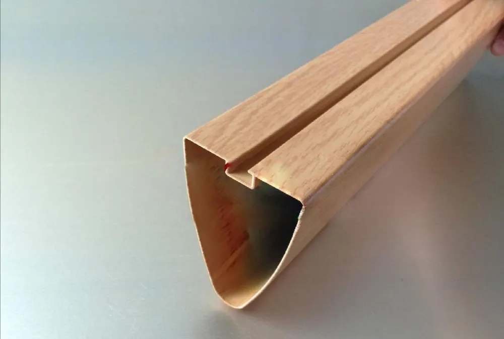 Panneaux en maille plastique perforée en aluminium 1,0 mm et 1,5 mm utilisés pour la décoration — Foshan Qi Aluminum Decorative Materials Co., Ltd