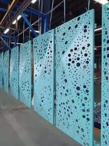 Panneau en aluminium perforé pour façade murale