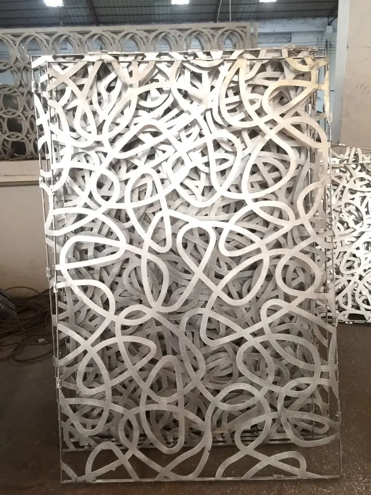 Panneaux muraux extérieurs en métal découpé au laser pour façade décorative — Foshan Qi Aluminum Decorative Materials Co., Ltd