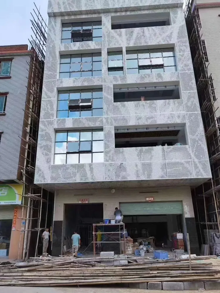 Panneau de mur-rideau en aluminium peint AKZO NOBEL — Foshan Qi Aluminum Decorative Materials Co., Ltd