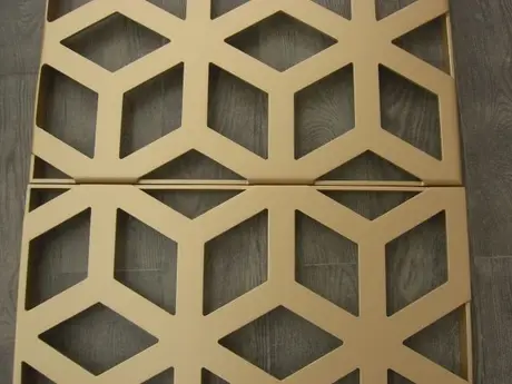 Panneaux façade extérieurs alu avec motif sculpté en tôle perforée