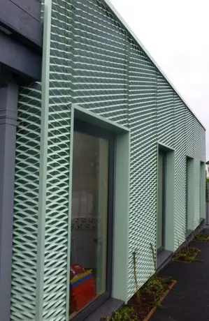 Panneaux de grillage décoratif en aluminium finition usine vue extérieure panneau perforé 3