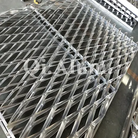 Mésh métallique en aluminium à revêtement PVDF, conception personnalisée, mésh aluminium vue 7