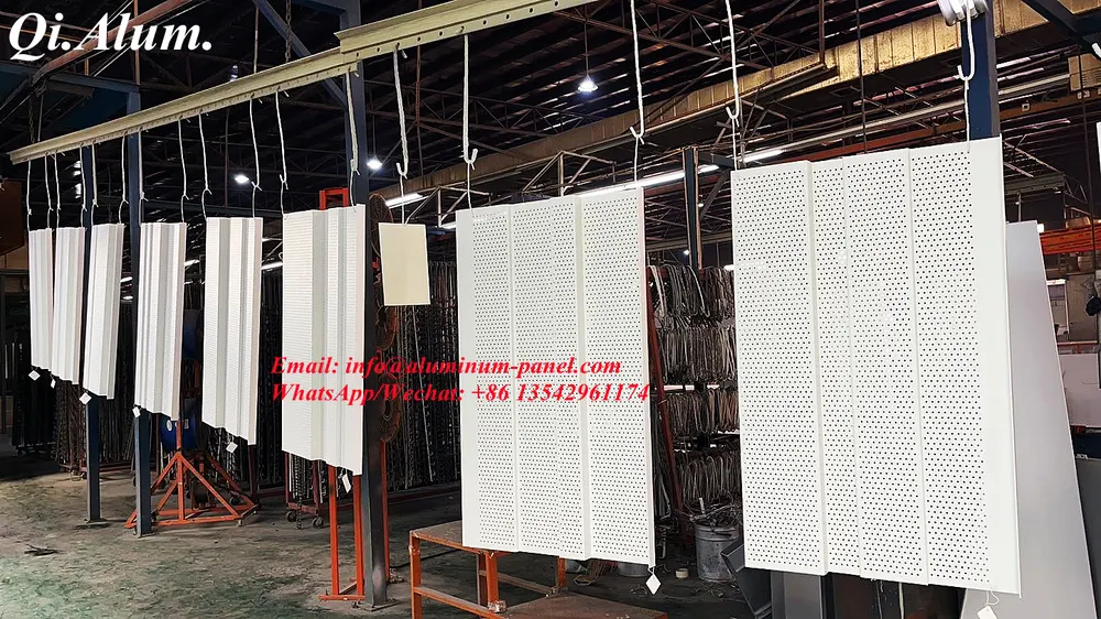 Véritable panneau alu en forme d'arc avec motif grain de bois, matériau de construction — Foshan Qi Aluminum Decorative Materials Co. Ltd