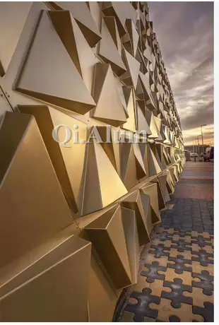 Panneau de façade en aluminium pour rideau extérieur