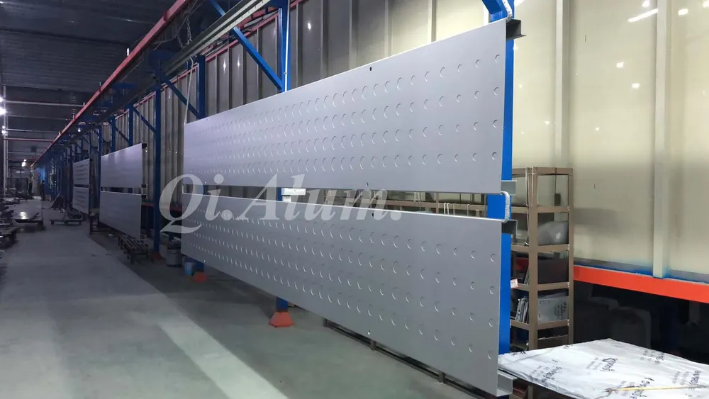 Panneaux de plafond en aluminium perforé couleur cuivre AA1050 intérieur – Foshan Qi Aluminum Decorative Materials Co. Ltd