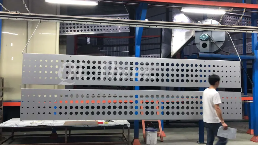 Panneaux perforés personnalisés en aluminium AA3003 pour revêtement 3D — Foshan Qi Aluminum Decorative Materials Co. Ltd
