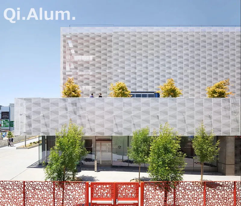 Écran en aluminium façade en aluminium — Foshan Qi Aluminum Decorative Materials Co. Ltd