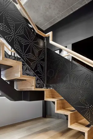 Magnifique escalier tournant en aluminium perforé pour bâtiment moderne