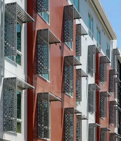 Écrans décoratifs en aluminium perforé découpés au laser sur mesure, métal alliage aluminium pour extérieur, vue 2 pour bâtiment