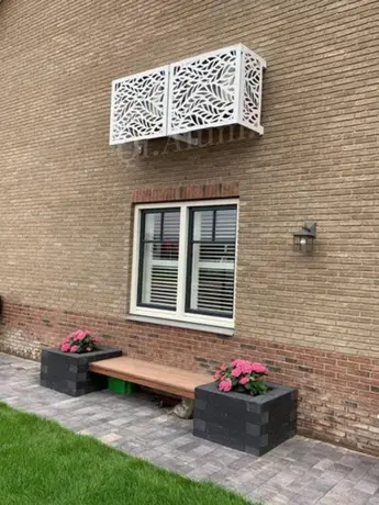 Couvercle d'air conditionneur pour fenêtre, panneaux métalliques extérieurs en maille tendue en aluminium, vue extérieure du bâtiment — vue 4