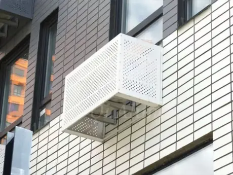 Couvercle d'air conditionneur pour fenêtre, panneaux métalliques extérieurs en maille tendue en aluminium, vue extérieure du bâtiment — vue 3