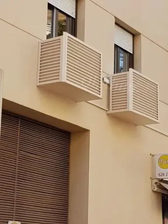 Couvercle d'air conditionneur pour fenêtre, panneaux métalliques extérieurs en maille tendue en aluminium, vue extérieure du bâtiment — vue 2