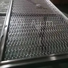 Taille des trous 3x6 mm - Mèche en métal expansé en aluminium pour protection de gouttière à feuilles de pluie - Vue 7