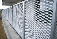 Taille des trous 3x6 mm - Mèche en métal expansé en aluminium pour protection de gouttière à feuilles de pluie - Vue 6