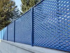 Taille des trous 3x6 mm, grillage métallique en aluminium expansé pour protection de gouttière anti-feuilles vue 2