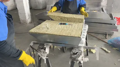 Assemblage de panneau aluminium avec contreplaqué GI — feuille d'acier galvanisé de 1 mm + rockwool + panneau aluminium plein de 2 mm vue 9