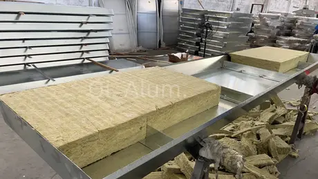 Haute qualité de panneau arrière moderne GI avec feuille d'aluminium offrant un bon effet d'isolation acoustique vue 6