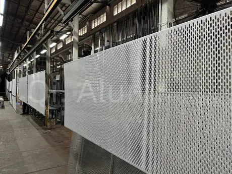 Panneau métallique simple en tôle alu perforée de 10 mm d'épaisseur pour revêtement mural alu, façades de bâtiments métalliques vue 3