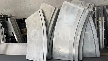Panneau aluminium plein à double courbure