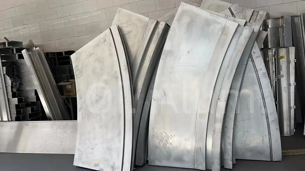 Panneau décoratif mural en métal incurvé en aluminium épais 3,0 mm, revêtement poudre des deux côtés — Foshan Qi Aluminum Decorative Materials Co. Ltd