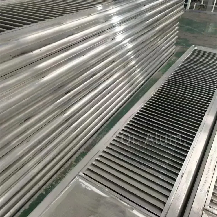 Volets anti-tempête Volet Bahama Porte-lambris extérieure en aluminium Volets fenêtre de qualité premium durable — Foshan Qi Aluminum Decorative Materials Co. Ltd