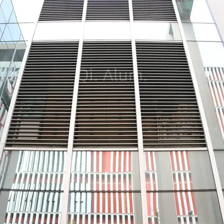 Louvres métalliques fixes à taille personnalisable ajustable pour murs extérieurs — vue 5