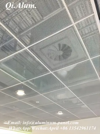 Panneau de plafond métallique suspendu en bande, conception de plafond suspendu décoratif