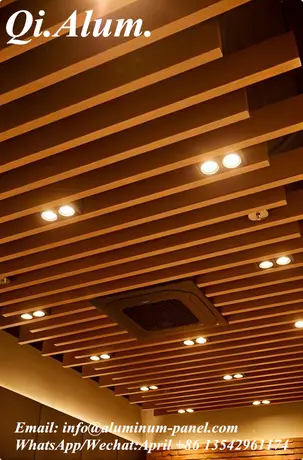 Système de plafond suspendu linéaire en aluminium imitation bois, plafond suspendu accroché