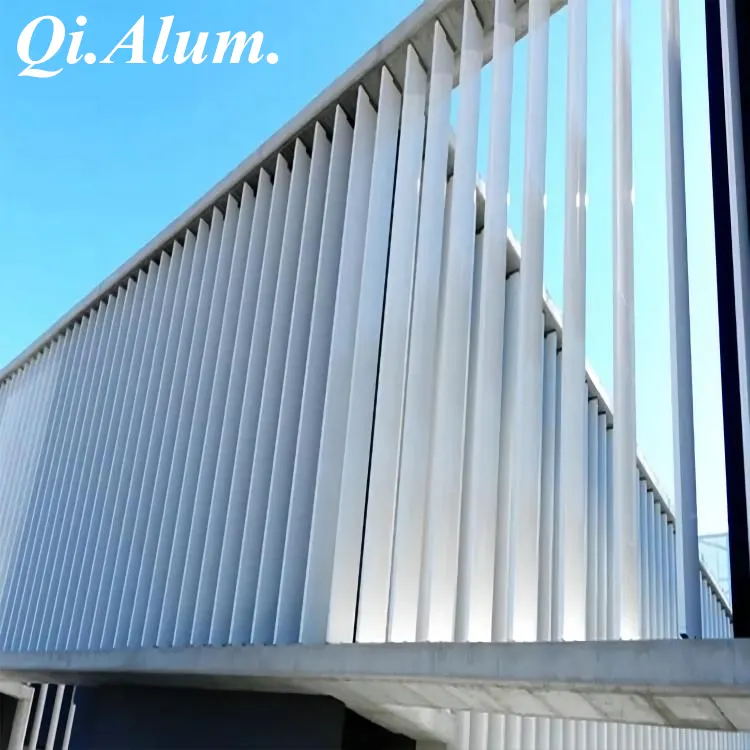 Lamelle en aluminium extrudé perforée verticale pour protection solaire façade de bâtiment — Foshan Qi Aluminum Decorative Materials Co. Ltd