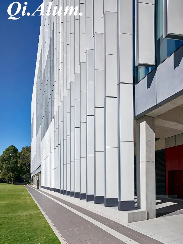 Panneau décoratif sur mesure en aluminium pour bardage mural — Foshan Qi Aluminum Decorative Materials Co. Ltd
