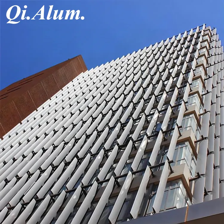 Lames métalliques extérieures réglables pour ventilation architecturale - Industrielles - Pour bâtiments - Foshan Qi Aluminum Decorative Materials Co., Ltd