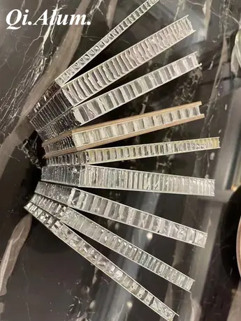 Panneaux composites en aluminium nid d'abeille personnalisables pour bâtiment