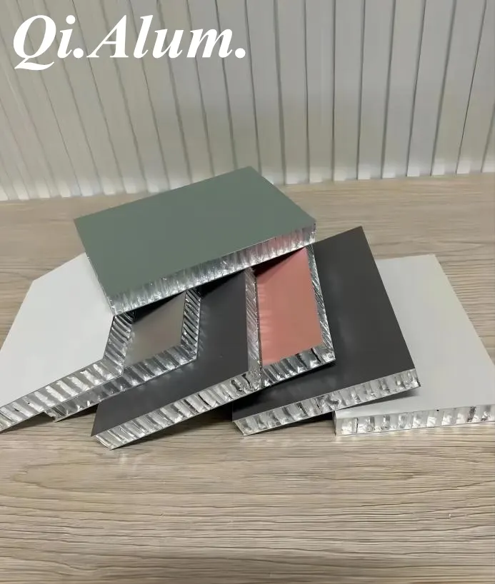 Panneau composite en aluminium à âme en nid d'abeille PVDF — Foshan Qi Aluminum Decorative Materials Co. Ltd