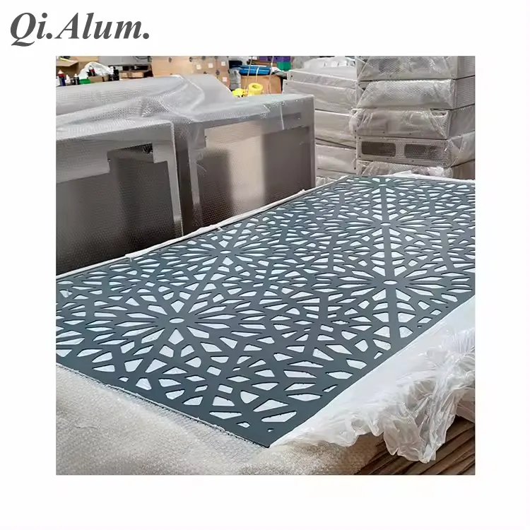 Panneaux de décoration pour fenêtres à écran en aluminium en tant que panneau métallique de confidentialité — Foshan Qi Aluminum Decorative Materials Co., Ltd