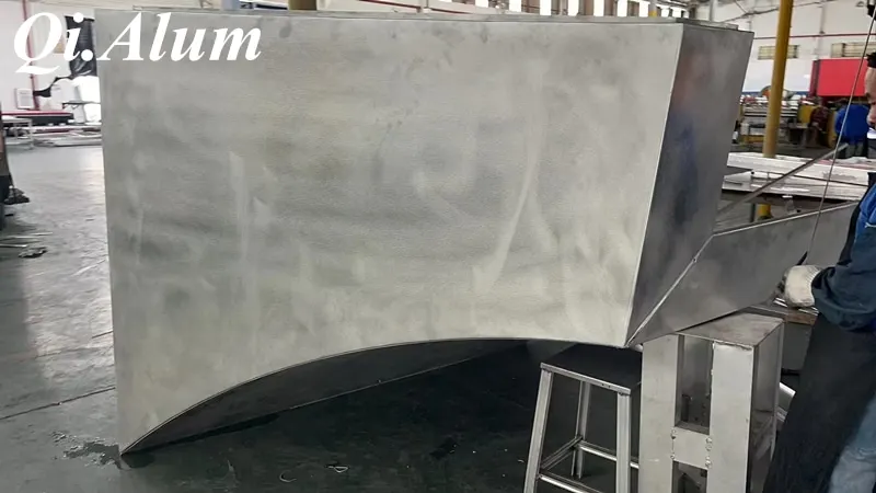 Panneaux en aluminium hyperboliques : révolutionnant le revêtement architectural moderne — Foshan Qi Aluminum Decorative Materials Co. Ltd