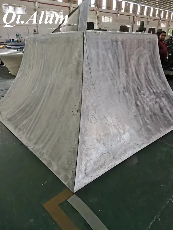 La polyvalence et les applications des panneaux alu à double courbure — Foshan Qi Aluminum Decorative Materials Co. Ltd